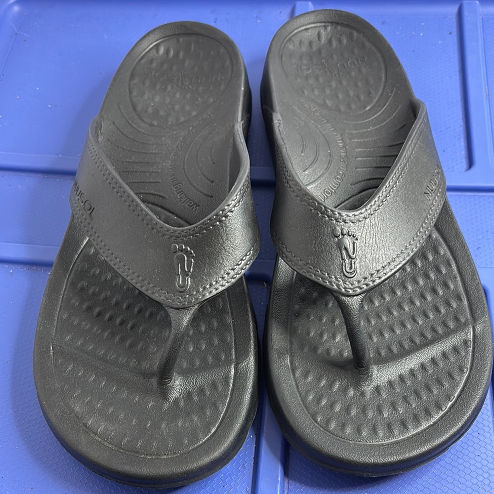 NUU SOL Black Flip Flop Sandals Women’s Sz 11 Men’s Sz 10 New Condition